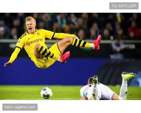 哈兰德持续高速前插制造威胁压制防线 本赛季角色愈发关键