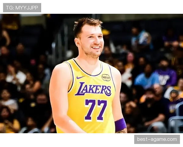 怀特无球跑动撕裂防线迫使东契奇换防提升三分空间