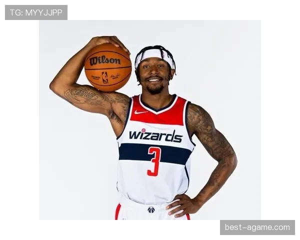 布拉德利·比尔挡拆助攻提升效率，带动队友关键得分