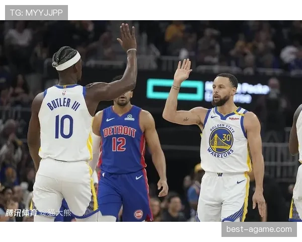 罗伯特森拿球单打拉开空间对比库里更偏组织型