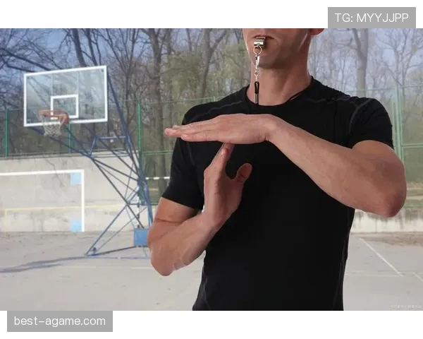 如何看懂篮球裁判手势规则并正确理解判罚